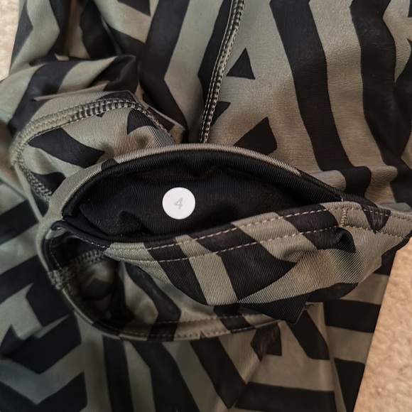 Lululemon Women’s Long Leggings Size 4 - Picture 3 of 3